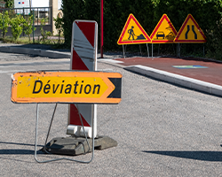 Comment installer correctement un panneau de chantier ?